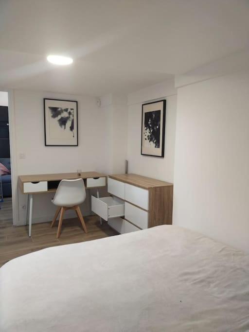Apartament 2 Piece Avec Terrasse Ensoleille Suresnes Zewnętrze zdjęcie
