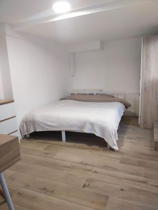 Apartament 2 Piece Avec Terrasse Ensoleille Suresnes Zewnętrze zdjęcie